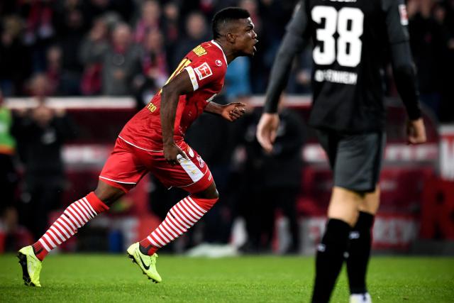 伊朗动荡局势下 伊朗女足比出和平手势